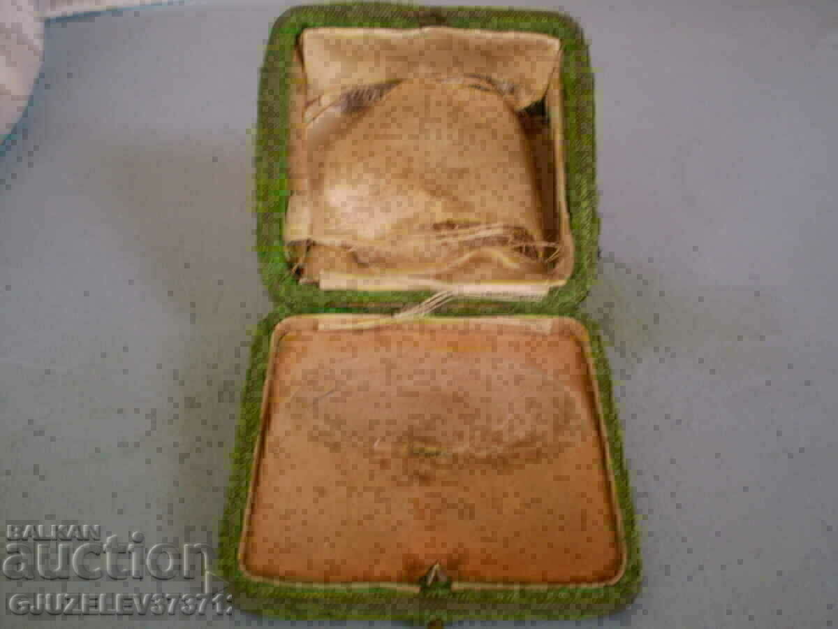 Auction Vintage Rare old green bracelet box Auction Vintage Rare old green bracelet box