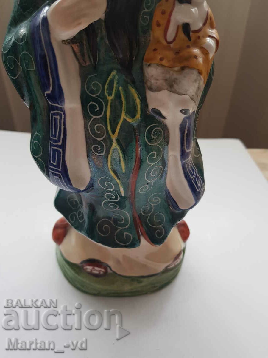 Δημοπρασία Μια παλιά κινέζικη φιγούρα από πορσελάνη Δημοπρασία Μια παλιά κινέζικη φιγούρα από πορσελάνη