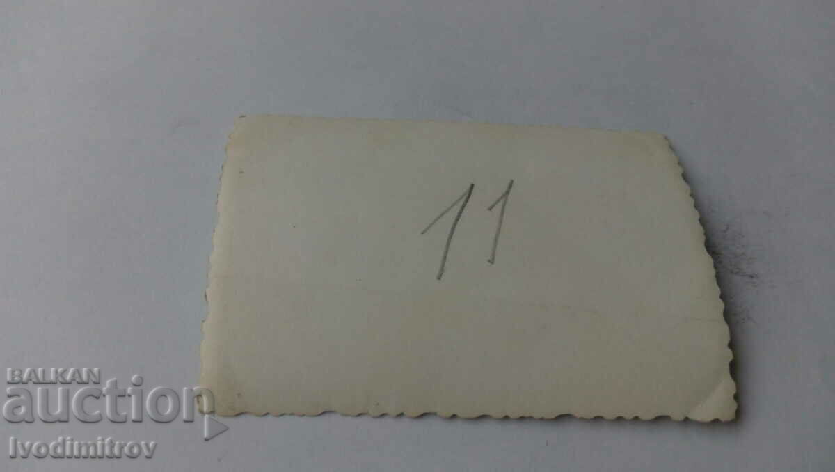 Φωτογραφία ενός άνδρα με σορτς και ενός μικρού αγοριού με τιμή 2.35 BGN | € 1.20 Φωτογραφία ενός άνδρα με σορτς και ενός μικρού αγοριού με τιμή 2.35 BGN | € 1.20