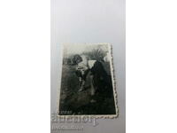 Снимка Мъж и момче в схватка на поляната