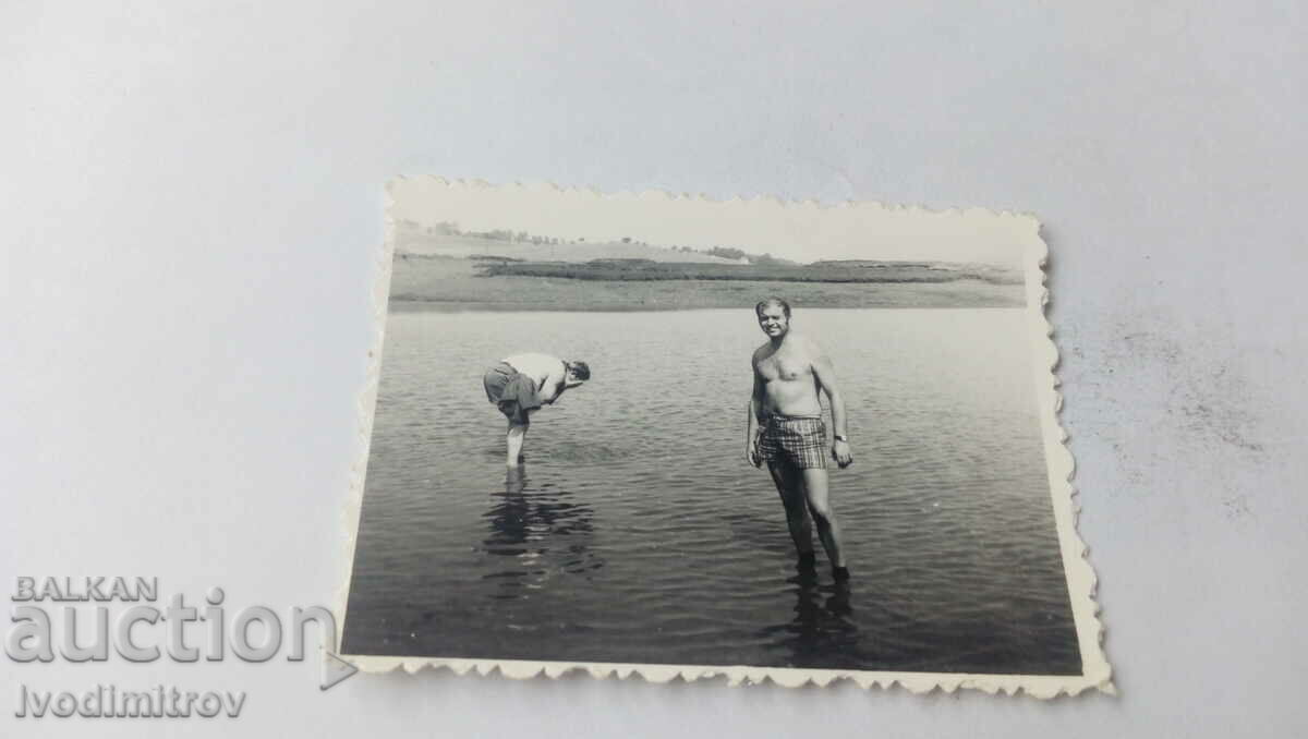 Foto Bărbat în pantaloni scurți în râu