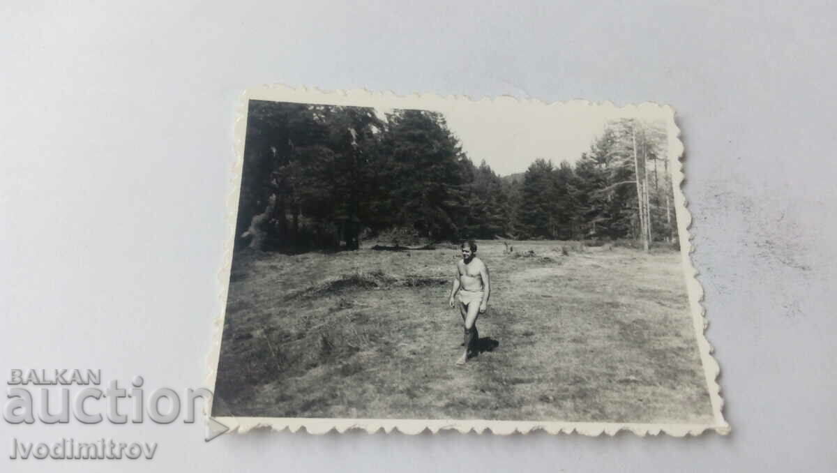 Снимка Мъж с къси панталони в гората