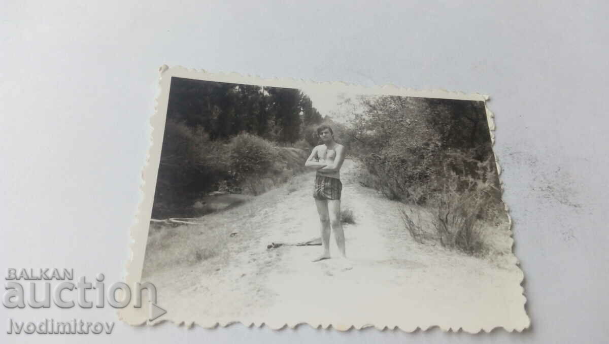 Photo Man with shorts on a path in the woods