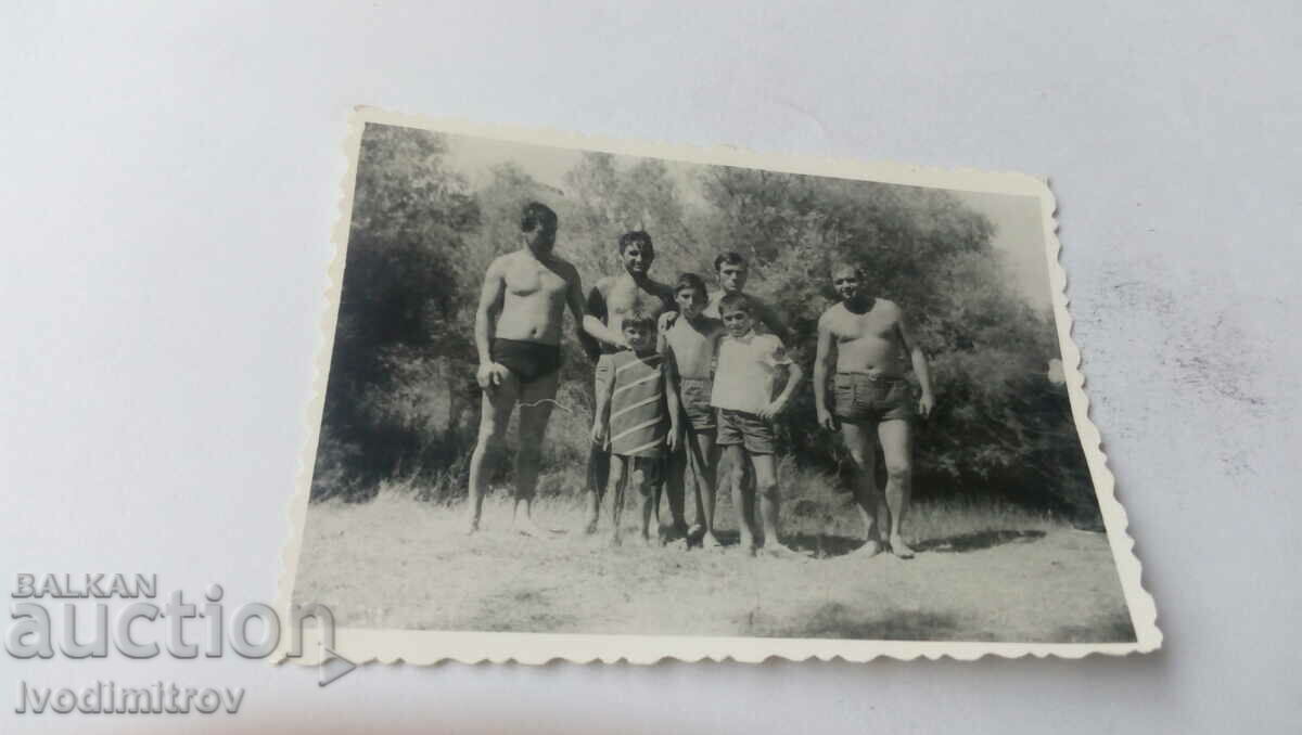 Photo Men and three children in shorts