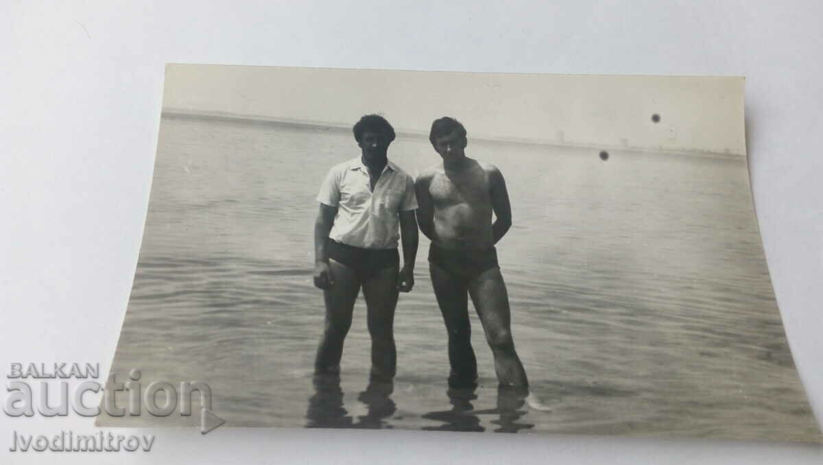 Foto Doi bărbați în mare