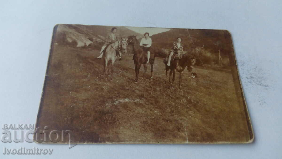 Φωτογραφία Τρεις νεαρές γυναίκες στα άλογα