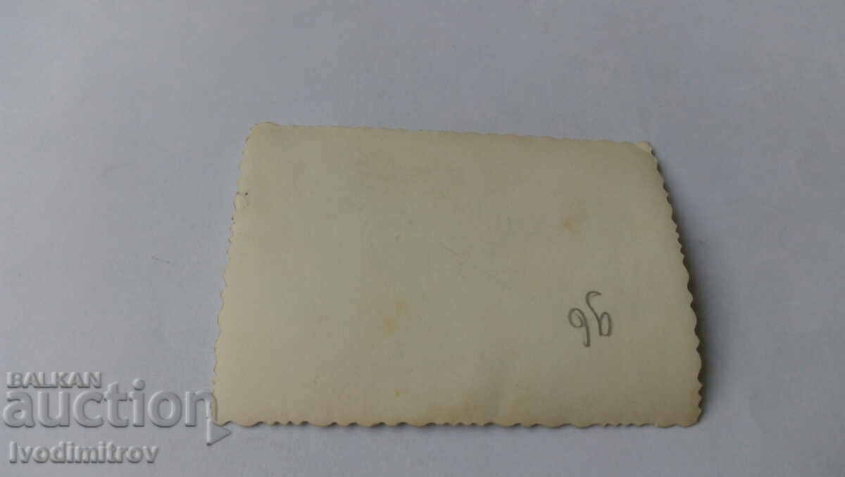 Φωτογραφία ενός αγοριού και ενός κοριτσιού στο πεζοδρόμιο με τιμή 1.35 BGN | € 0.69 Φωτογραφία ενός αγοριού και ενός κοριτσιού στο πεζοδρόμιο με τιμή 1.35 BGN | € 0.69