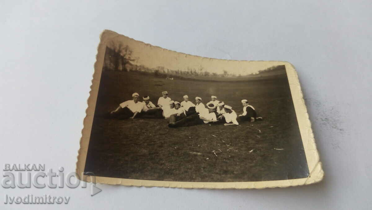 Снимка Младежи с юнашки калпаци полегнали на поляната 1944