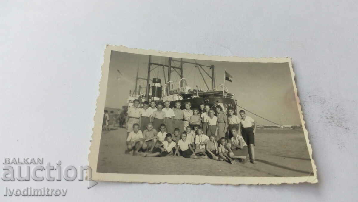 Photo Boys with their teacher in front of the steamer Ulysses ...