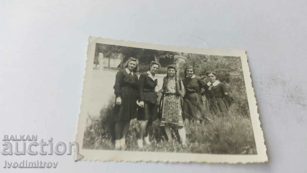 Снимка Пет млади момичета на поляната