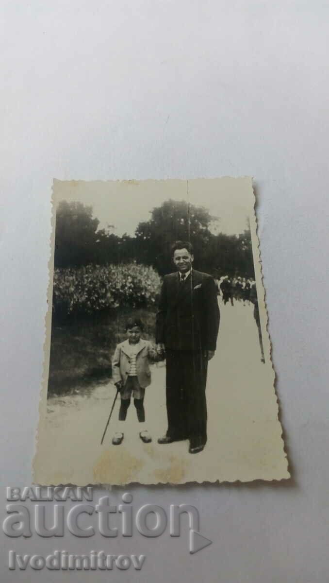 Fotografie cu un bărbat și un băiețel în parc