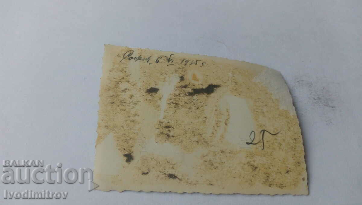 Fotografie Sofia Un bărbat și un băiețel în grădină 1935 cu preț 1.25 BGN | € 0.64 Fotografie Sofia Un bărbat și un băiețel în grădină 1935 cu preț 1.25 BGN | € 0.64