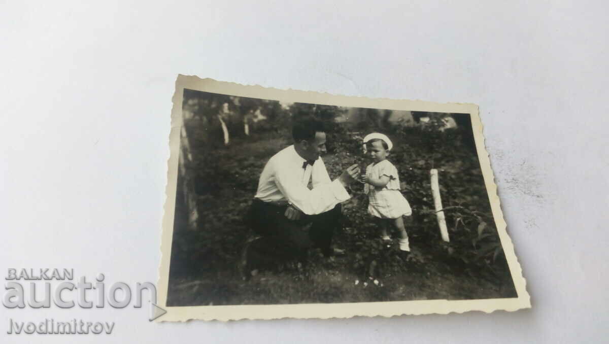 Снимка София Мъж и малко момченце в градината 1935