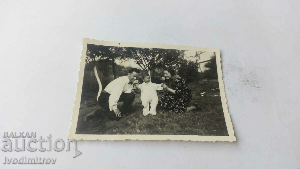 Φωτογραφία Σοφία Άνδρας γυναίκα και αγοράκι στον κήπο 1935
