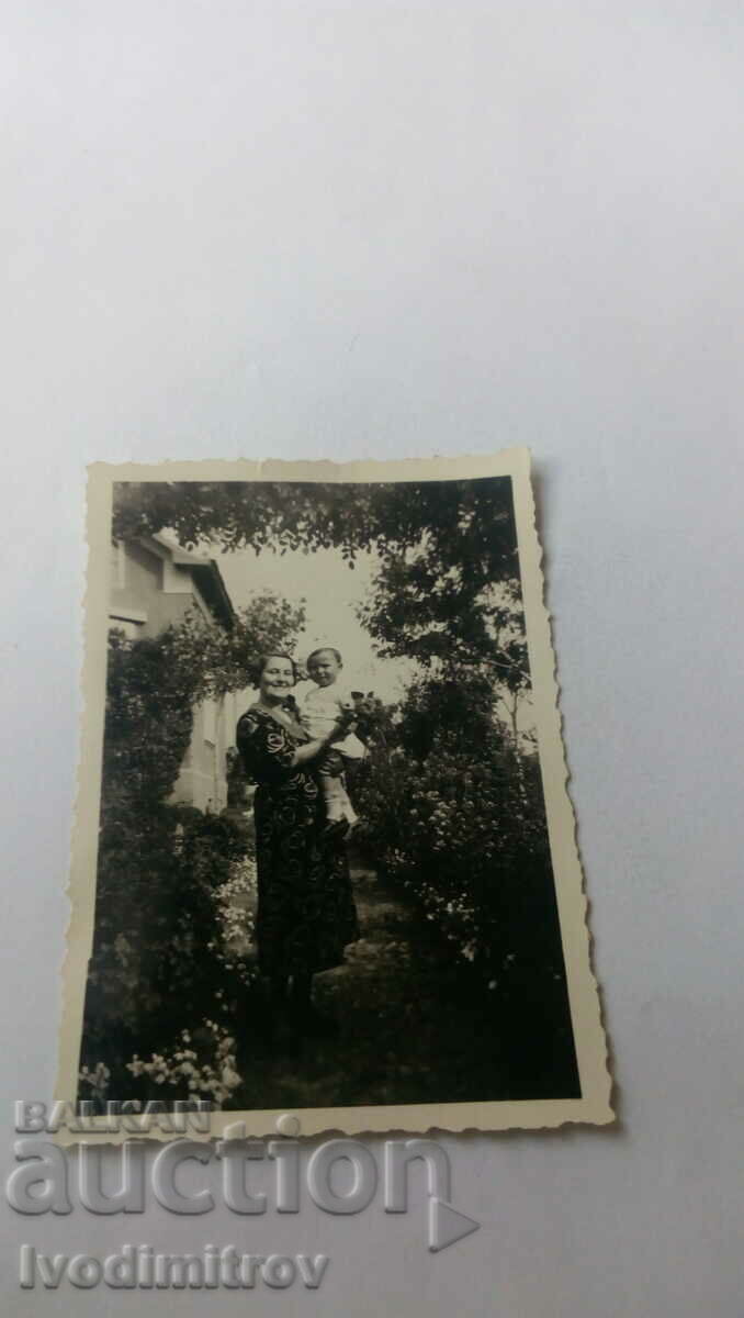 Φωτογραφία της Σοφίας Γιαγιά και εγγονός στην αυλή 1935
