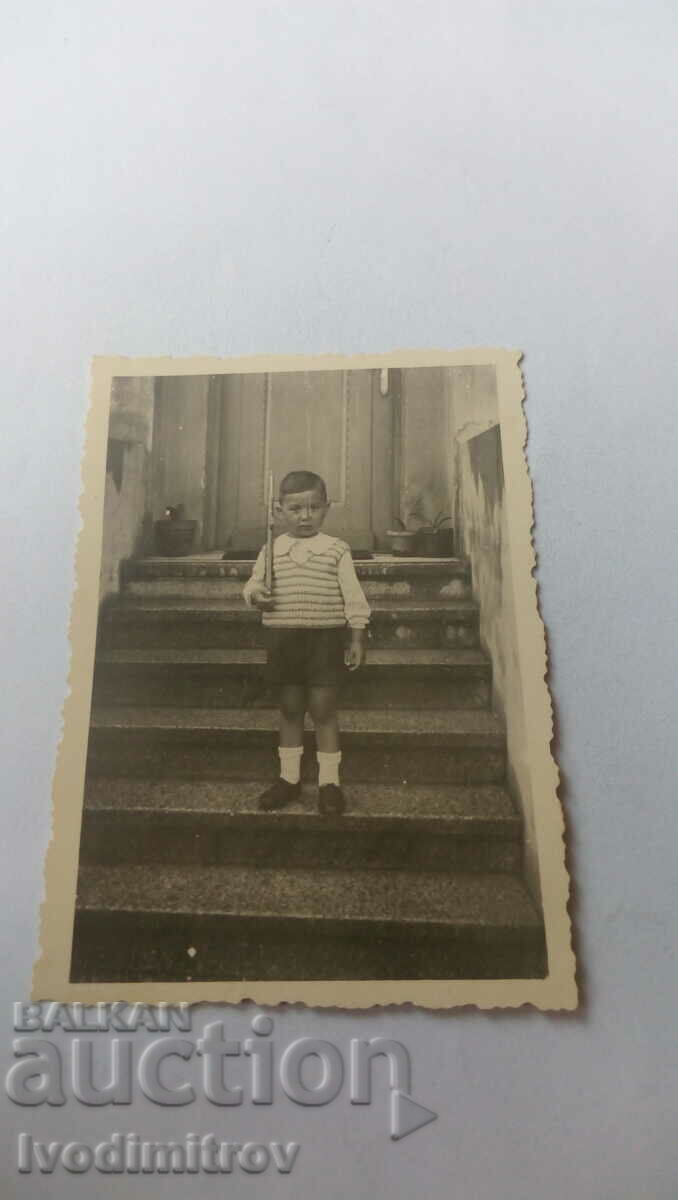 Φωτογραφία ενός μικρού αγοριού στις σκάλες