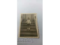 Fotografie cu un băiețel pe scări
