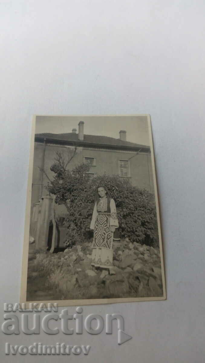 Снимка Младо момиче с народна носия в двора