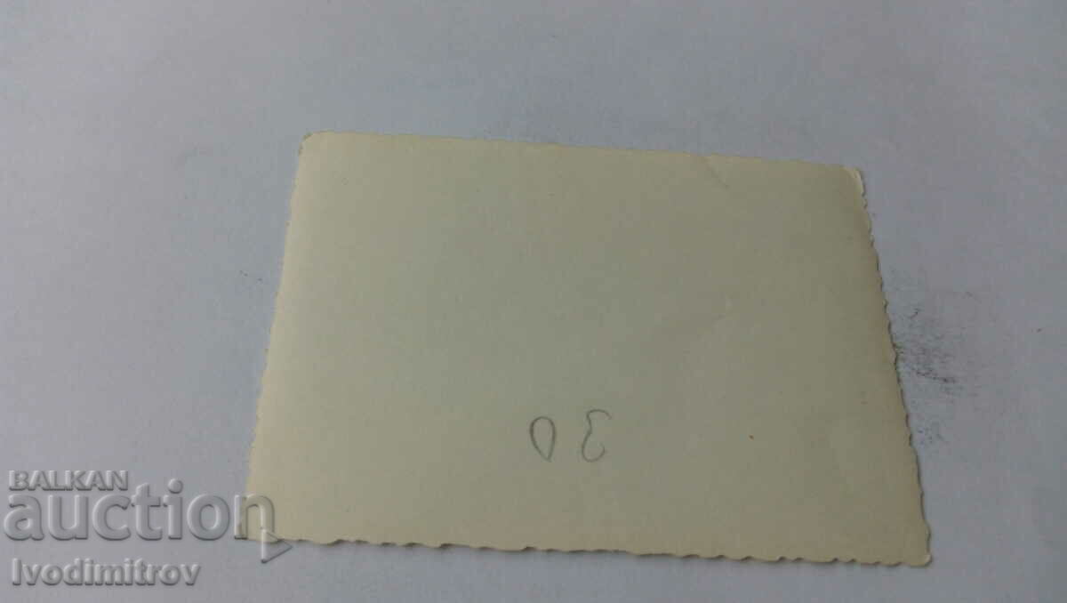 Φωτογραφία Τρεις γυναίκες σε ένα πέτρινο περίπτερο στο πάρκο με τιμή 1.45 BGN | € 0.74 Φωτογραφία Τρεις γυναίκες σε ένα πέτρινο περίπτερο στο πάρκο με τιμή 1.45 BGN | € 0.74