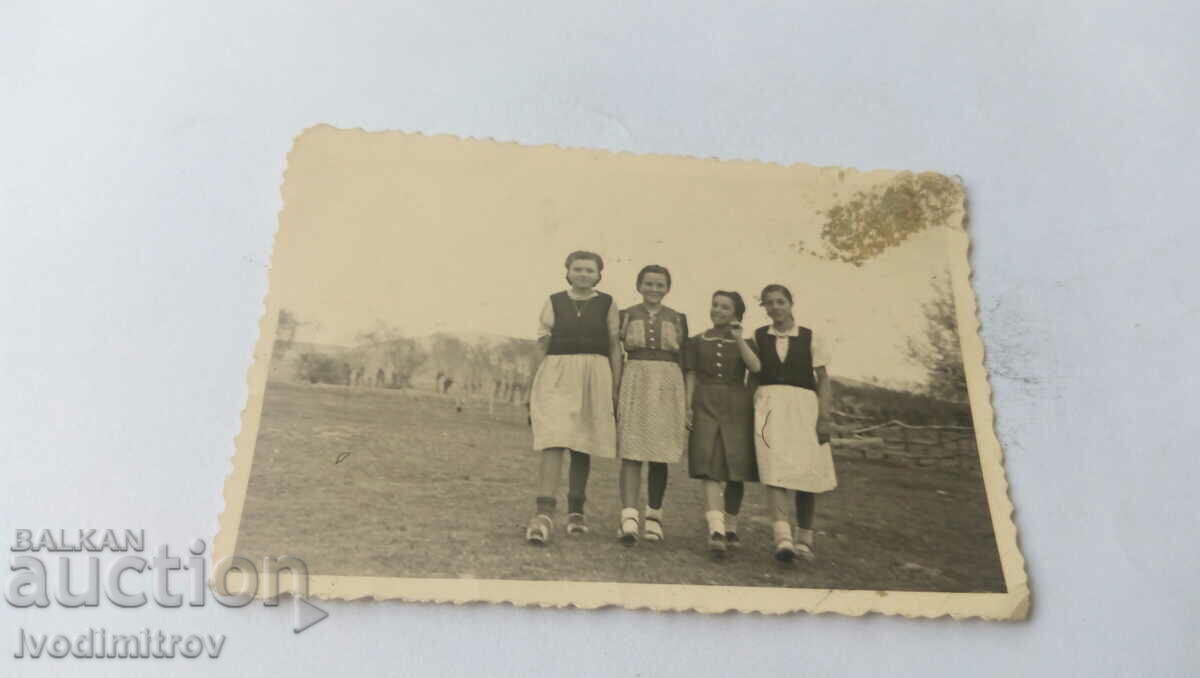 Снимка Четири млади момичета на разходка