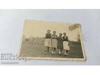 Φωτογραφία Τέσσερα νεαρά κορίτσια σε μια βόλτα