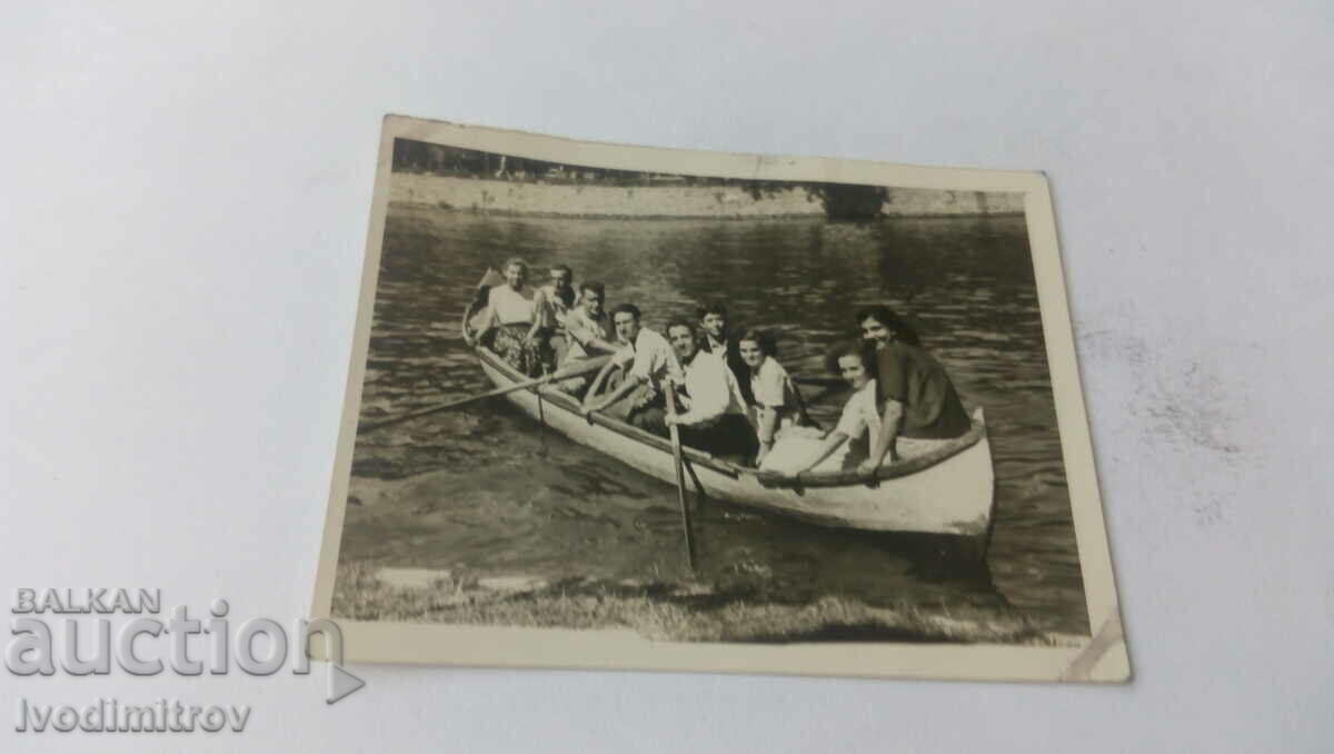 Снимка Младежи и девойки с лодка за разходки в морето