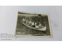Снимка Младежи и девойки с лодка за разходки в морето