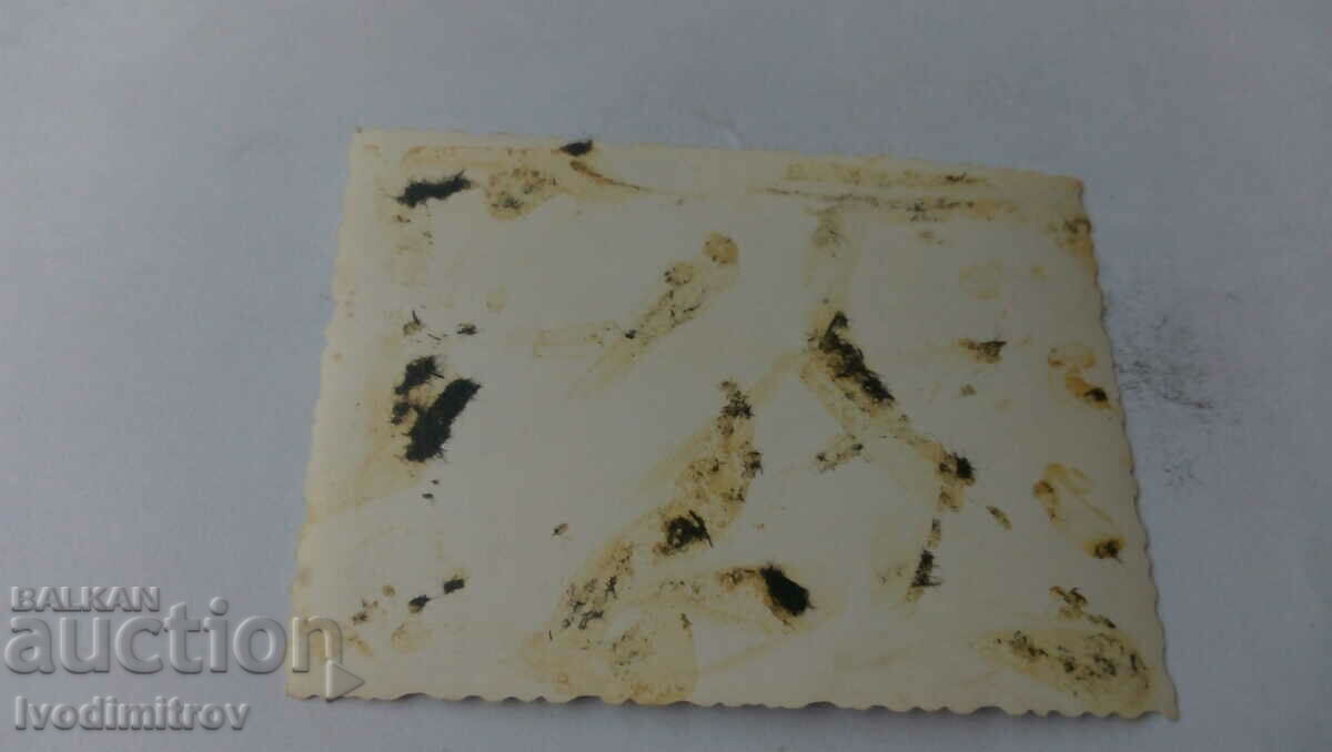 Снимка Младежи и девойки в двора с цена 1.35 лв. | € 0.69 Снимка Младежи и девойки в двора с цена 1.35 лв. | € 0.69