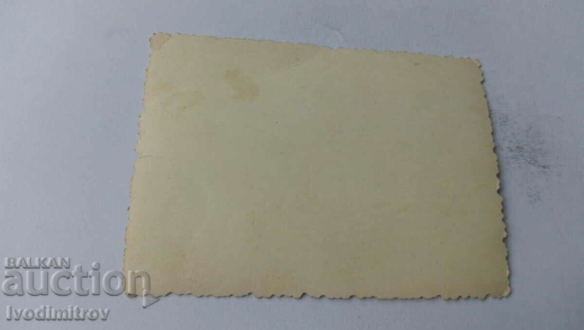 Φωτογραφία Ένας άνδρας και τέσσερις γυναίκες με ένα ρετρό καρότσι στο πάρκο με τιμή 1.35 BGN | € 0.69