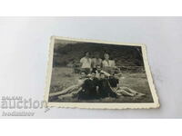 Fotografie Tineri și femei pe pajiște 1957