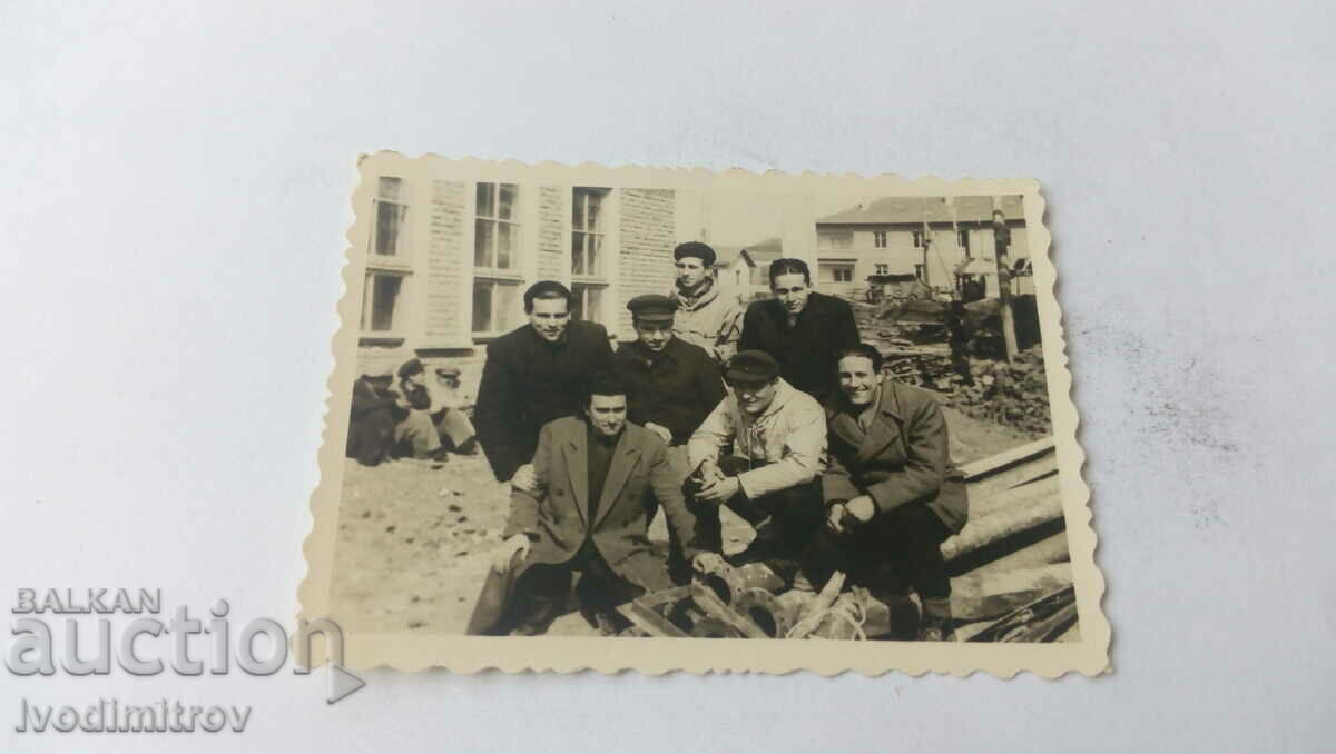 Φωτογραφία Νεαροί άνδρες μπροστά από το εργοστάσιο σόδας 1954
