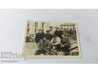 Φωτογραφία Νεαροί άνδρες μπροστά από το εργοστάσιο σόδας 1954