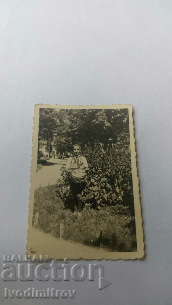 Fotografie cu un băiat cu o tobă în parc