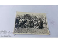 Foto Studenți cu profesorul lor pe gazon 1945