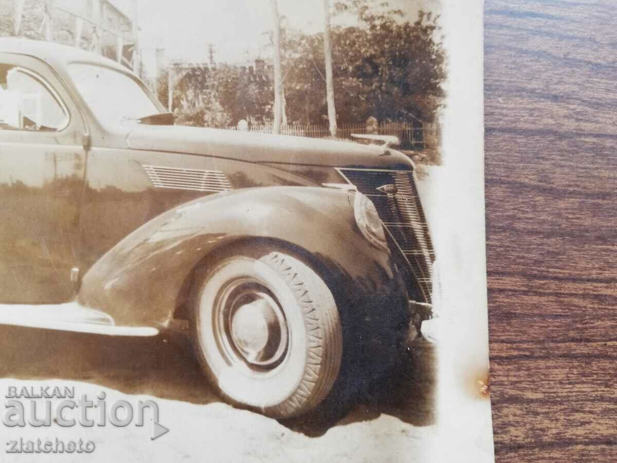 Auction An old photo of a luxury car 45 years ago. Auction An old photo of a luxury car 45 years ago.