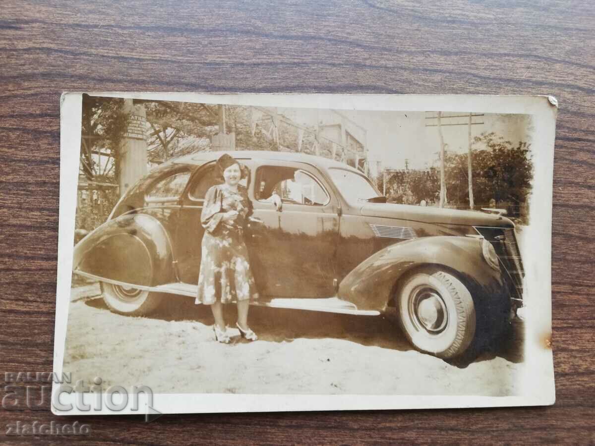 O fotografie veche a unei mașini de lux în urmă cu 45 de ani.