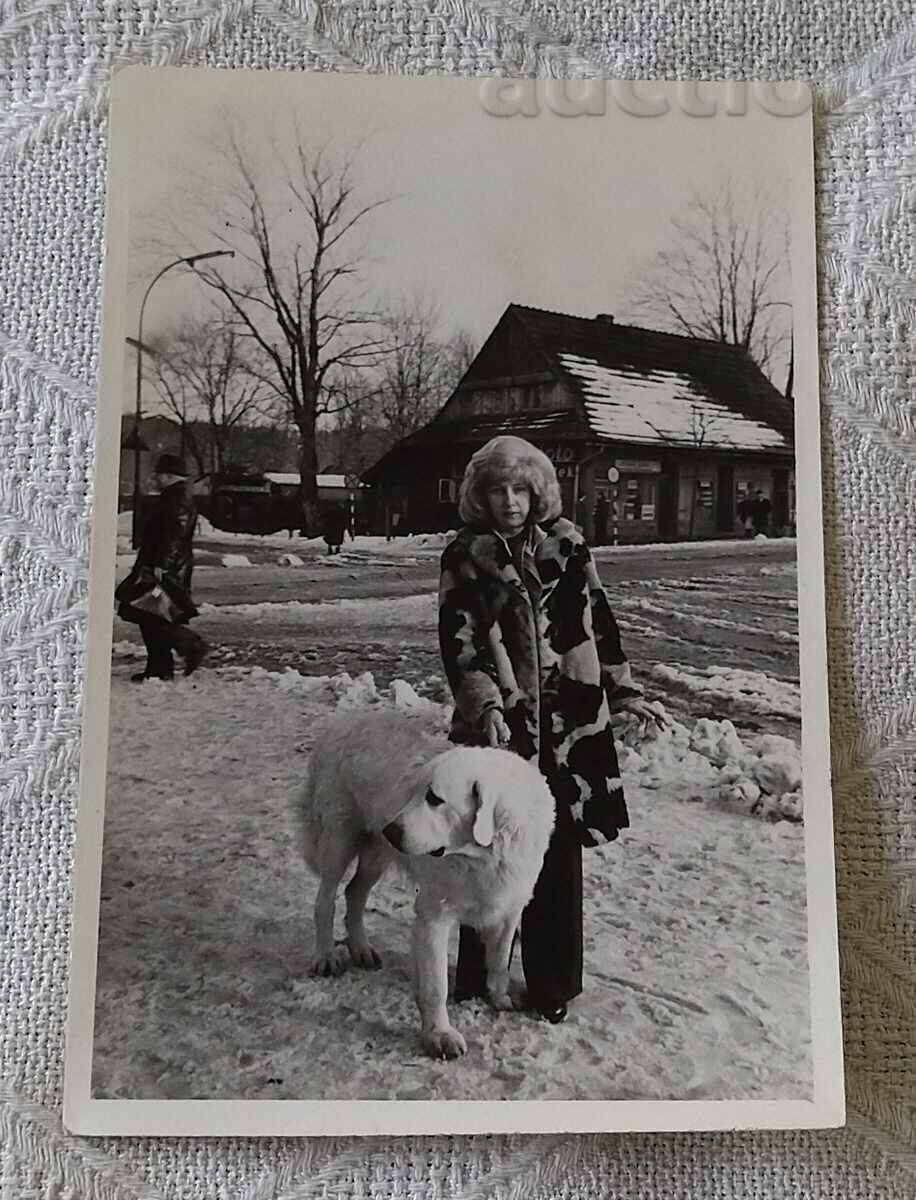 WOMAN WITH DOG BURIAL POLAND 1975 PHOTO