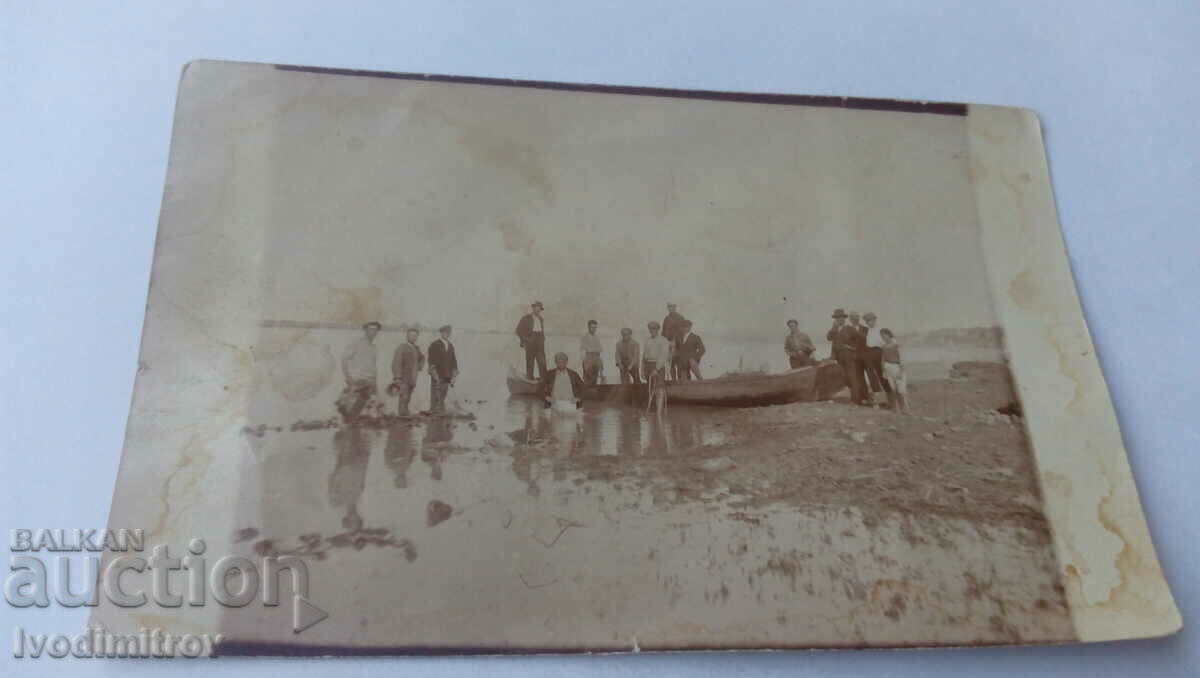 Снимка Група мъже около рибарска лодка