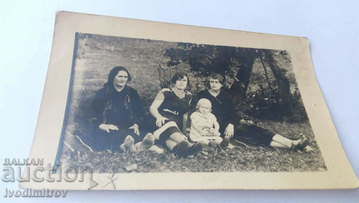 Φωτογραφία Τρεις γυναίκες και ένα κοριτσάκι στο γρασίδι