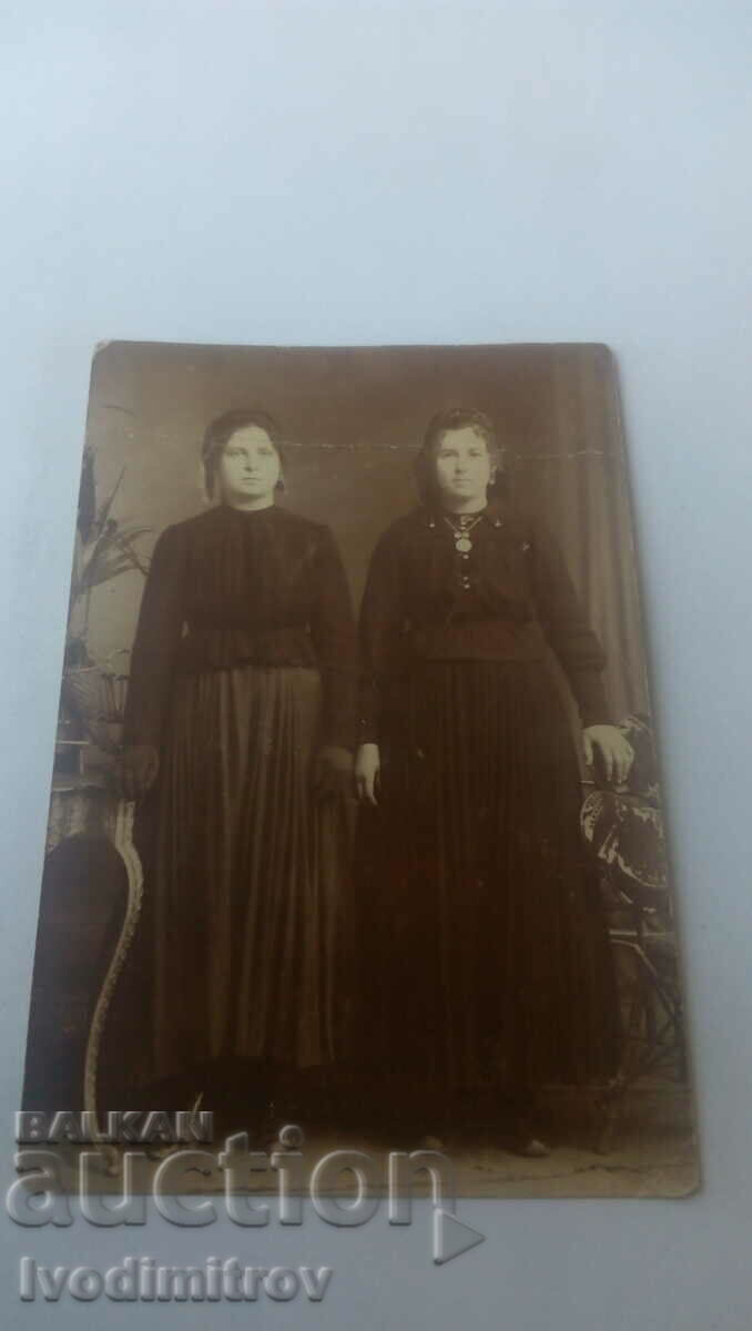 Photo Two women in black dresses