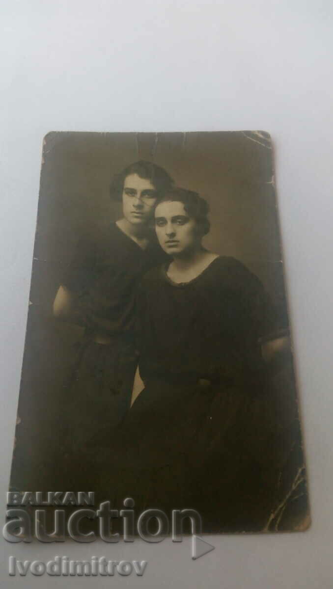 Fotografie Două fete tinere în rochii negre 1924