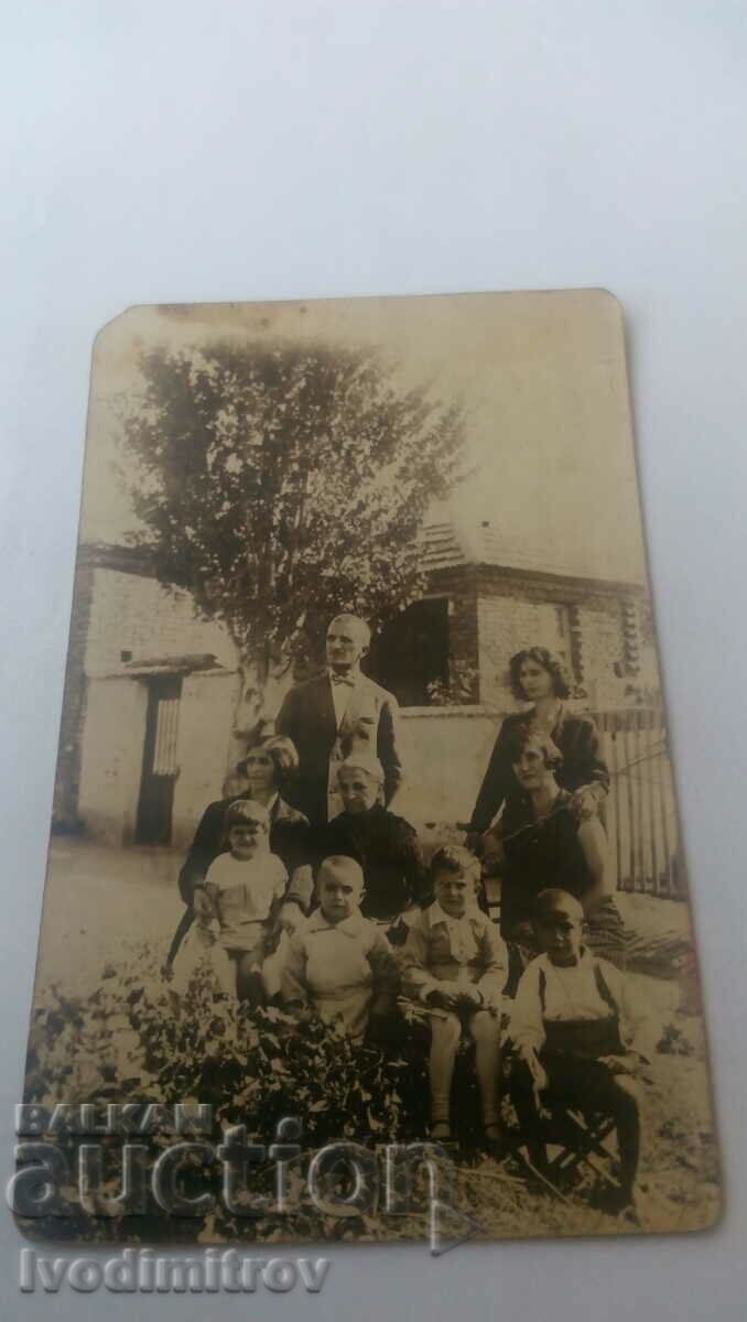 Photo Family with four children in front of a newly built house