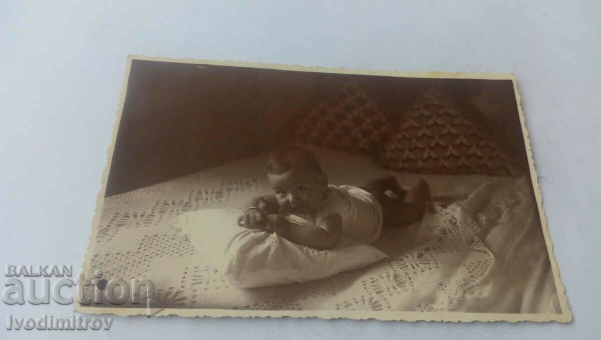 Fotografie Sofia Baby pe pat 1934