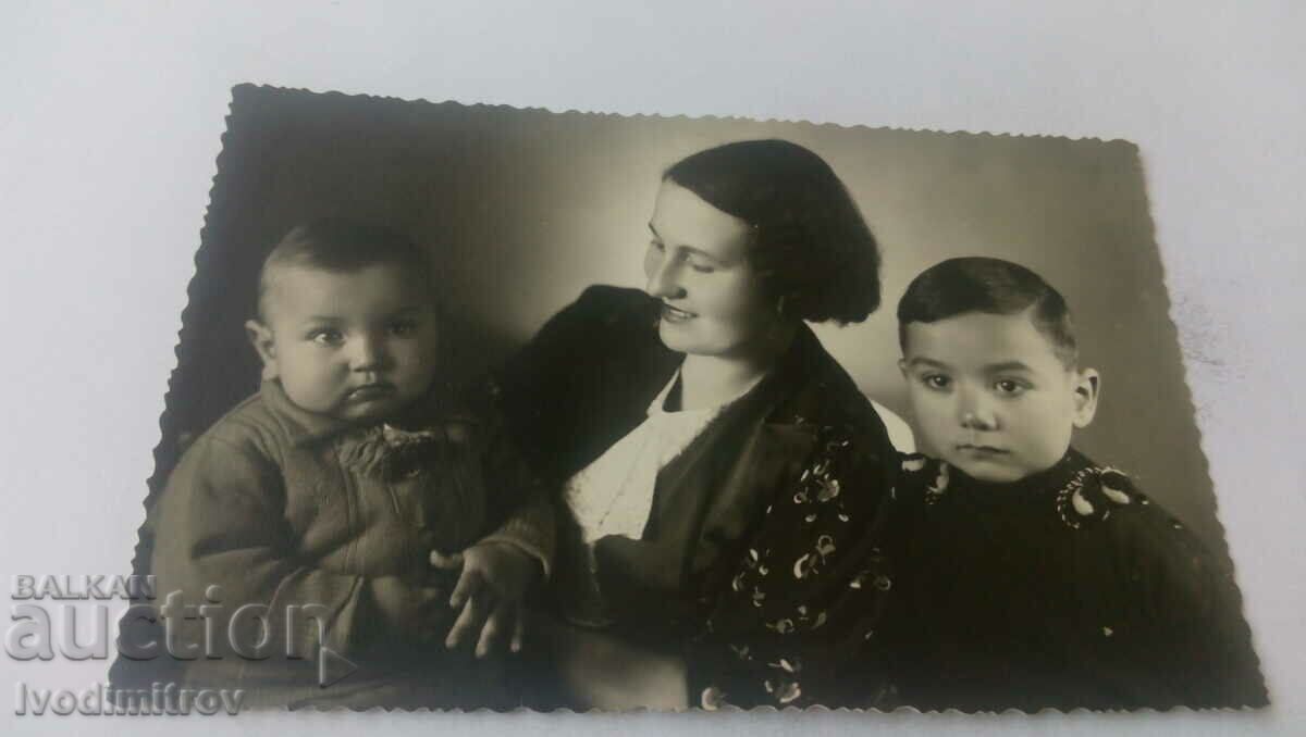 Photo Woman and two boys