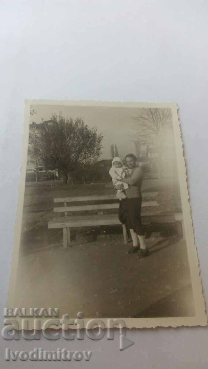 Photo Woman with baby in the park