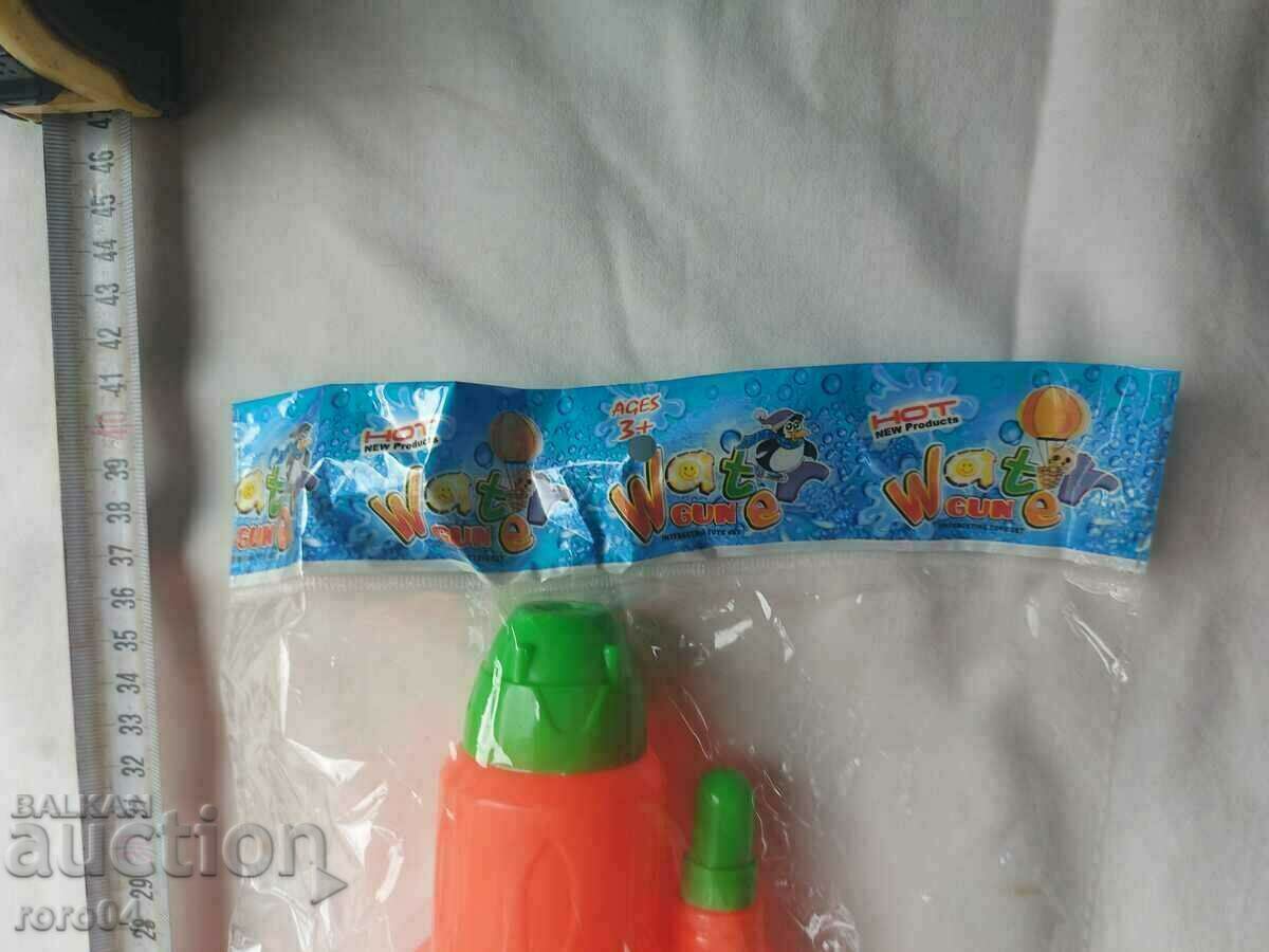 WATER PISTOL - BRAND NEW - 7 WATER PISTOL - BRAND NEW - 7