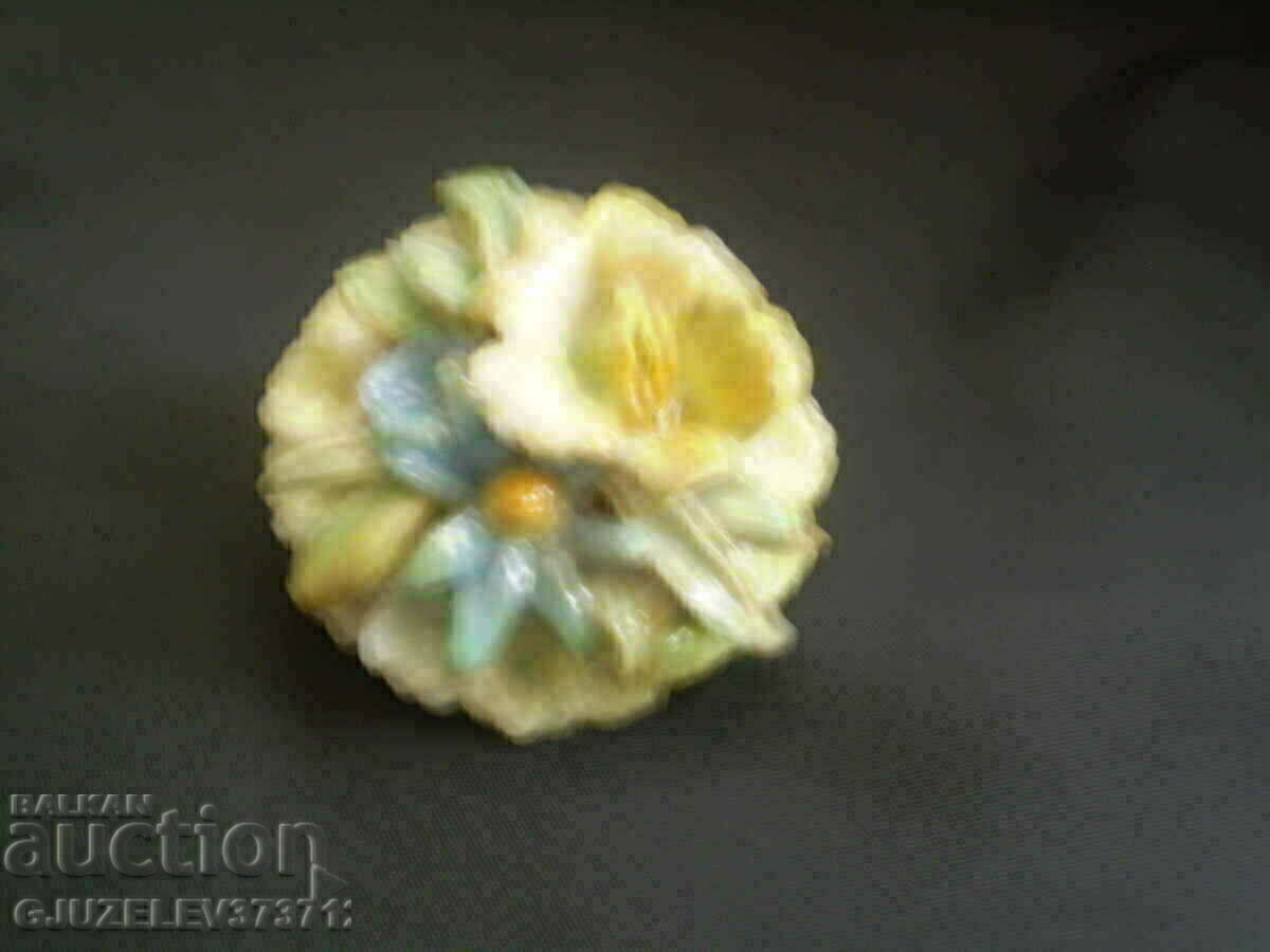 Доставка на брошка от керамика Доставка на брошка от керамика