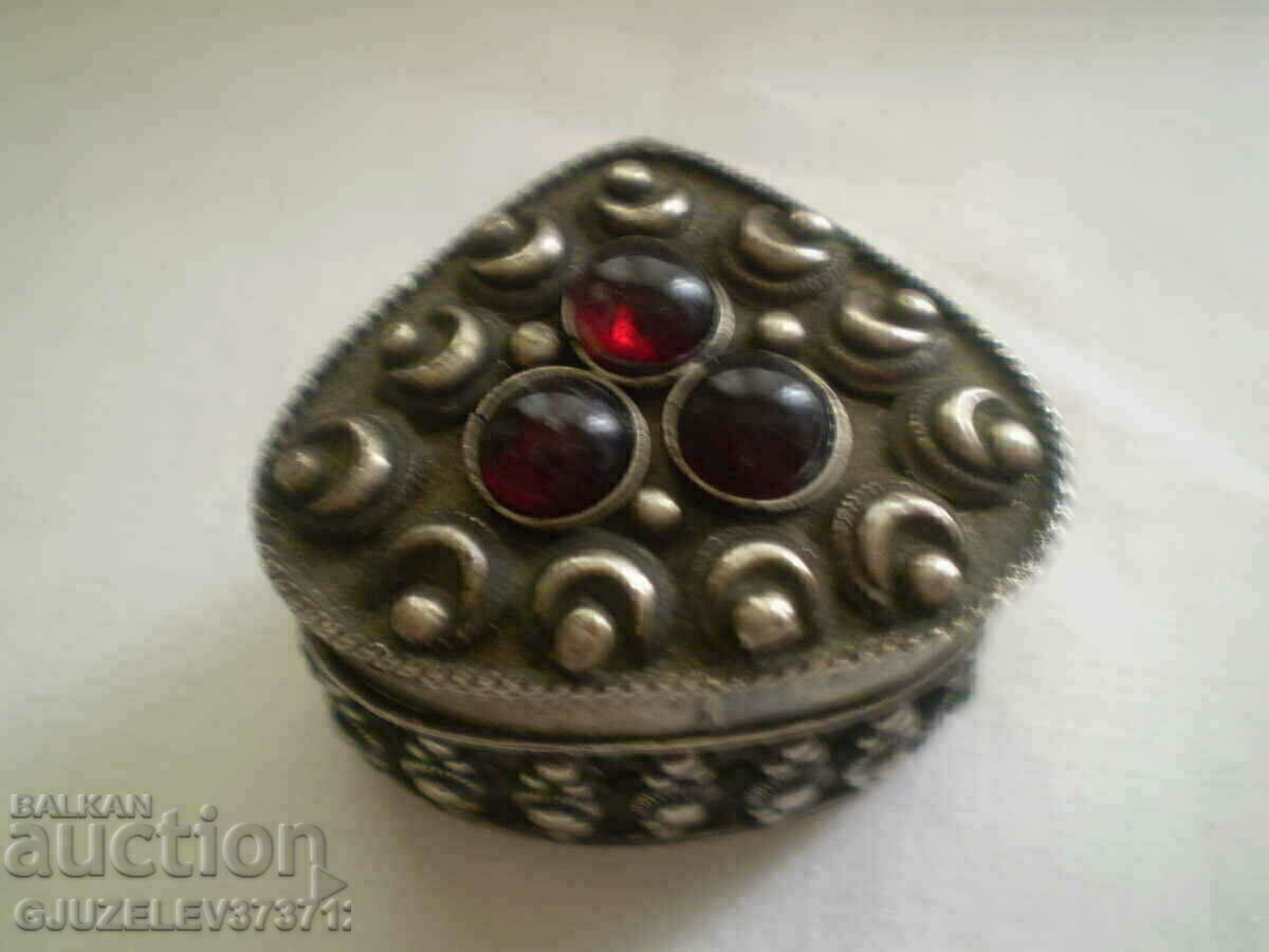 Auction jewelry box with silver plated vintage style Auction jewelry box with silver plated vintage style