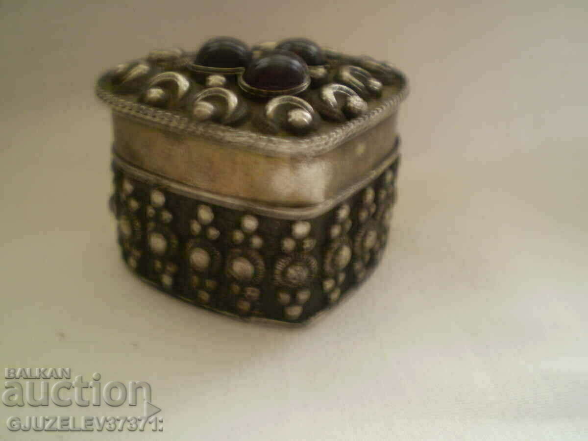 Delivery of jewelry box with silver plated vintage style Delivery of jewelry box with silver plated vintage style