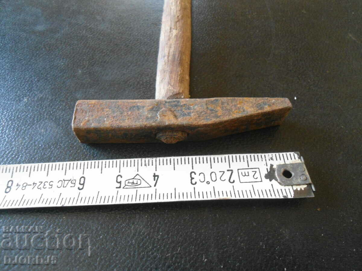 Delivery of An old little jewelry hammer Delivery of An old little jewelry hammer